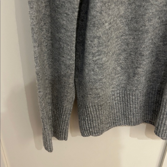 Vince Gray 100% cashmere Crewneck women’s Sweater size small - Picture 3 of 6